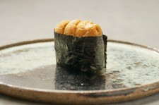 その日の鮮魚と四季折々の素材を贅沢に活かした全15品に舌鼓。