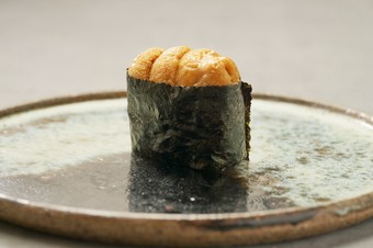 その日の鮮魚と四季折々の素材を贅沢に活かした全15品に舌鼓。