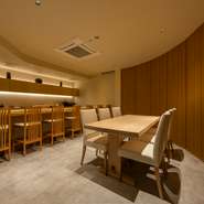 岡山の日本料理店と海外の高級和食店で経験を重ねた津山出身の店主が、2025年春、隠れ家的な本格和食店を創業。世界の食通たちをもてなしてきた本物のおいしさを、気取りのない雰囲気で供しています。