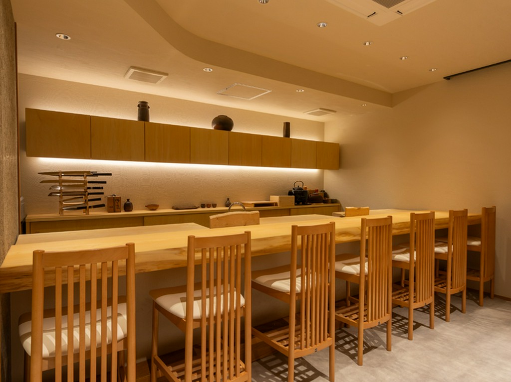 凛と美しい吉野桧の一枚板カウンターが迎える大人の上質空間