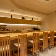 隠れ家的店内は和モダンの落ち着いた設え。店主が奈良県に足を運んで入手した吉野桧で造作したカウンターとテーブルが、贅沢な時に誘います。備前焼の作家モノの皿や酒器など、器や調度品も一級品揃い。