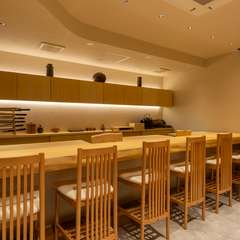 凛と美しい吉野桧の一枚板カウンターが迎える大人の上質空間