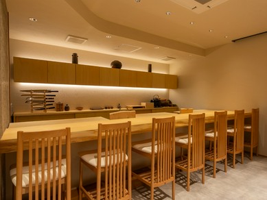 凛と美しい吉野桧の一枚板カウンターが迎える大人の上質空間