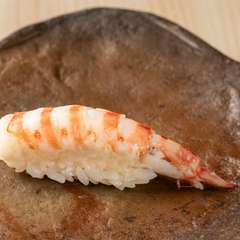 一品一貫に江戸前の丁寧な仕事がほどこされる