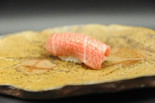シャリを2種使い分け、多彩なネタの持ち味を際立てる『握り』