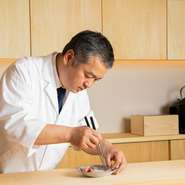 世界最先端の食シーンで腕をふるった店主が、故郷でこれまでの料理人人生の集大成を披露。高次元のコースを提供しつつ、誰もが心からくつろげる雰囲気を大切にしており、高級店の味と贅沢を気構えなく楽しめます。