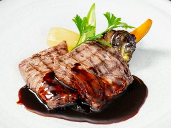 各地の厳選素材をこだわりのスタイルで『肉料理』