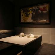 店内には最大8名まで利用できる完全個室を完備。新日本橋駅・神田駅から徒歩3～4分と好立地でありながらも、落ち着いて食事を楽しめる空間は、記念日や接待・会食にも活躍してくれます。