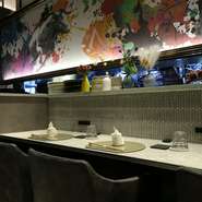 新日本橋駅3分・神田駅4分とアクセスも良好。仕事帰りにも便利なロケーションも強みです。カウンター席もあり、お一人様でゆったりと過ごしたい方にも好評です。