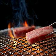 店内は清潔感のある落ち着いた雰囲気。恋人とテーブルで向かい合い、料理を味わうのも楽しいものです。