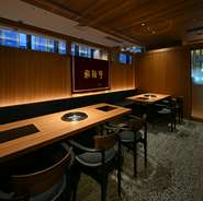 気品あふれる個室。大切な商談や会食など、ビジネスシーンにもふさわしい大人の空間です。極上の肉と岐阜の地酒でもてなせば、きっと満足していただけるハズです。