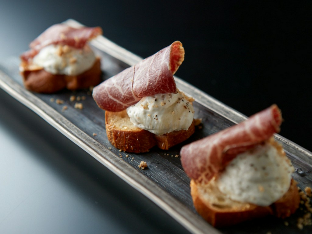 飛騨牛生ハムとゴルゴンゾーラのブルスケッタ（1P）