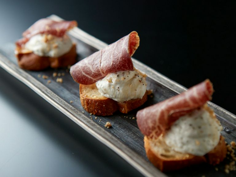 飛騨牛生ハムとゴルゴンゾーラのブルスケッタ(1P)