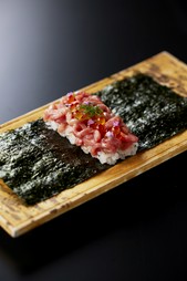 『＜大阪限定＞飛騨牛ユッケとイクラ手巻き』