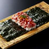 “陸の幸”と“海の幸”による豪華なコラボレーションが実現。飛騨牛ユッケにイクラをのせたあと、海苔で包んでいただきます。口の中でプチプチッと弾ける食感が楽しく、クセになる逸品です。