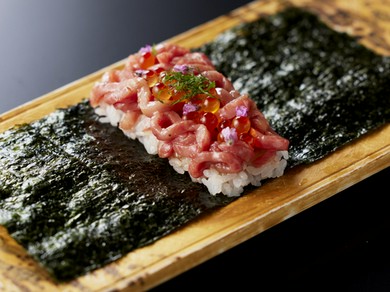 『＜大阪限定＞飛騨牛ユッケとイクラ手巻き』