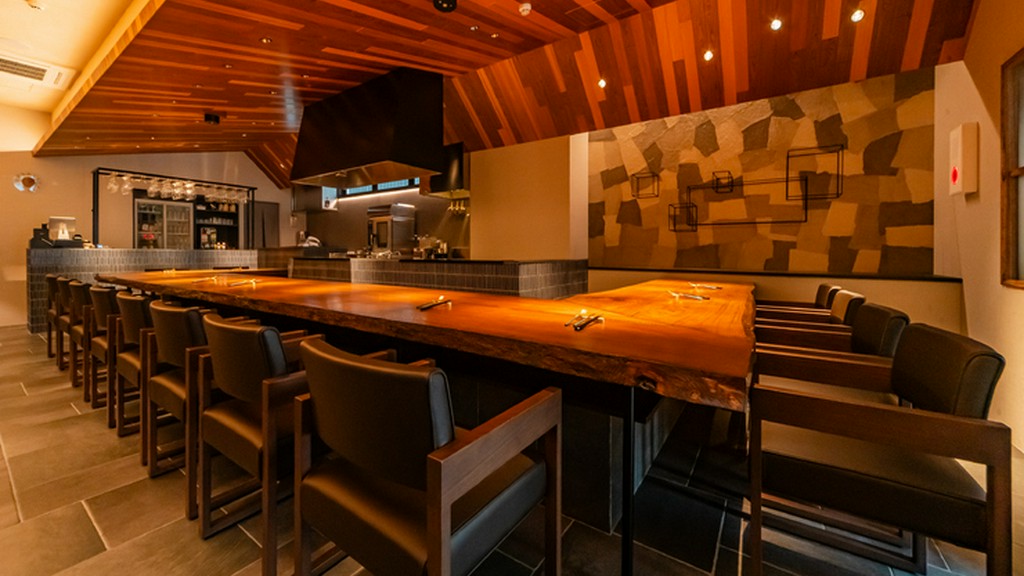 非日常を演出する一枚板のカウンター