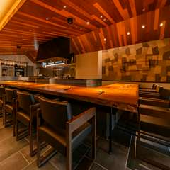 非日常を演出する一枚板のカウンター