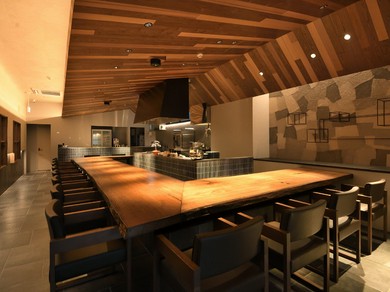 有名デザイナーが作った落ち着きのある店内で美味しい料理を
