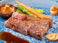 鮮度にこだわった自慢のお肉を炭焼きスタイルで提供。それぞれの部位の魅力・特徴、サーロイン特有の脂の旨みもしっかりと楽しめます。鉄板焼きとは一味違う、炭火焼きならではの香りもまた絶品です。