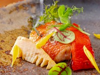 旬の素材をシンプルに活かしたグリル。写真は、脂の乗った金目鯛を使った逸品。炭火焼きで香ばしく仕上げ、皮面もパリッと仕上がっています。