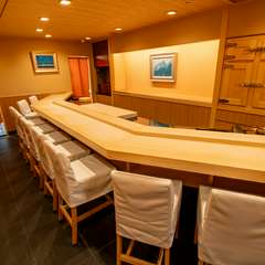 カウンター9席のみ。プライベートにふさわしい静謐な空間