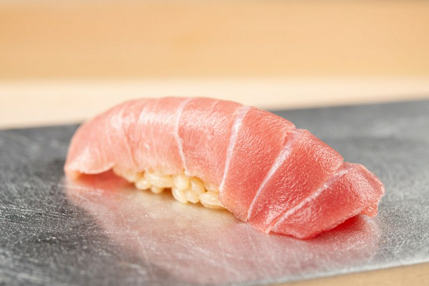 鮨をさらに奥深くする厳選日本酒は10種類以上を常備