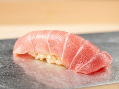 鮨をさらに奥深くする厳選日本酒は10種類以上を常備