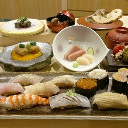 旬の食材と職人の技を心ゆくまで堪能いただける各種ディナーコースをご用意