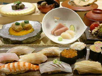 旬の食材と職人の技を心ゆくまで堪能いただける各種ディナーコースをご用意