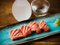 タン元の部分で牛一頭からわずか200gしか取れない1番の希少部位で、繊維がきめ細かく脂がしっかりと乗った肉質です。わさびと塩かレモンで食べていただくと旨みと甘みがしっかりと感じられます。