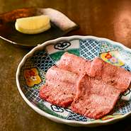 サクッとした食感と濃厚な旨みが楽しめるタン中の希少部位。牛一頭からわずか400gのみ、レモンを添えると旨みと甘みがより際立ちます。