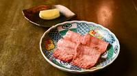 サクッとした食感と濃厚な旨みが楽しめるタン中の希少部位。牛一頭からわずか400gのみ、レモンを添えると旨みと甘みがより際立ちます。