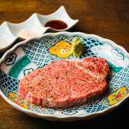 月齢やサイズにこだわり、無駄な脂肪のない小ぶりな雌牛のみを厳選。きめ細やかで柔らかな肉質、上品な旨みが堪能できる自慢のフィレです。