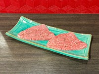 ※中学生以下のお子様同伴のお客様のみオーダー可能
月齢やサイズにこだわり、無駄な脂肪のない小ぶりな雌牛のみを厳選。きめ細やかで柔らかな肉質、上品な旨みが堪能できる自慢のフィレです。