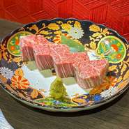 肉質の繊維が細かく、赤身の中でも特に柔らかくヘルシーな和牛フィレステーキ。牛一頭から約10キロしか取れない希少部位を、わさび醤油であっさりとどうぞ。