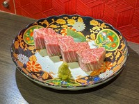 肉質の繊維が細かく、赤身の中でも特に柔らかくヘルシーな和牛フィレステーキ。牛一頭から約10キロしか取れない希少部位を、わさび醤油であっさりとどうぞ。