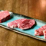 横隔膜の希少部位を食べ比べ。左から特上ハラミ、サガリ、上ハラミと並び、脂の甘みと旨み、ヘルシーさを一度に堪能できます。自家製特製ダレでどうぞ。