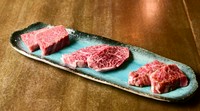 横隔膜の希少部位を食べ比べ。左から特上ハラミ、サガリ、上ハラミと並び、脂の甘みと旨み、ヘルシーさを一度に堪能できます。自家製特製ダレでどうぞ。