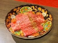 サーロインのような霜降りと赤身の旨みを併せ持つ贅沢なイチボ。お尻の希少部位で、一頭からわずか2～4kg。特製ダレや塩であっさりとお楽しみください。