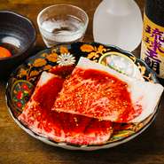 雌牛にこだわった和牛サーロインは、脂ときめ細かな肉質が魅力。ロースの王様と称される最上級部位を、すき焼き風の卵ダレで贅沢に味わえます。