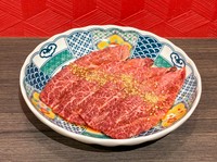 旨みがしっかりと感じられるヘルシーな和牛ツラミは、女性にも人気の希少な頬肉。和牛一頭から約2キロしか取れない部位、自家製特製ダレとの相性も抜群です。
