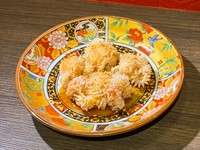 ホルモンの中で最も硬い、牛の喉の気管にある希少な軟骨部位。包丁で切り目を入れて食べやすくし、タレに絡めて焼くとコリコリ食感が楽しめます。