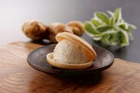 無添加で仕上げた新生姜アイスは、爽やかな風味とやさしい甘さが特徴。焼肉の後でもさっぱりと楽しめ、板前監修ならではの上質な味わいです。