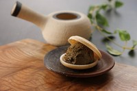 香ばしいほうじ茶の風味が広がるアイスは、あっさりとした後味が魅力。最中のパリッとした食感とともに、食後に上品な和の余韻をお楽しみいただけます。
