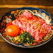 旨みと甘みが際立つ和牛ハラミ刺しは、人気の高い横隔膜の希少部位を使用。自家製ユッケダレと卵黄を絡めてご堪能ください
