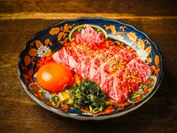 旨みと甘みが際立つ和牛ハラミ刺しは、人気の高い横隔膜の希少部位を使用。自家製ユッケダレと卵黄を絡めてご堪能ください