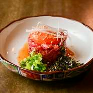 程よく脂が乗った和牛の赤身部位のみを使用。旨みたっぷりの肉を自家製ユッケダレと卵黄にしっかり絡めて味わう贅沢な一品です。
