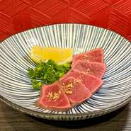 ヘルシーでカロリーが低く、あっさりとした後味が魅力の和牛ハートタタキ。牛一頭から約2キロのみ取れる希少な心臓部位を、レモンとネギポン酢でどうぞ。