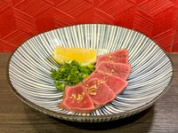 ヘルシーでカロリーが低く、あっさりとした後味が魅力の和牛ハートタタキ。牛一頭から約2キロのみ取れる希少な心臓部位を、レモンとネギポン酢でどうぞ。